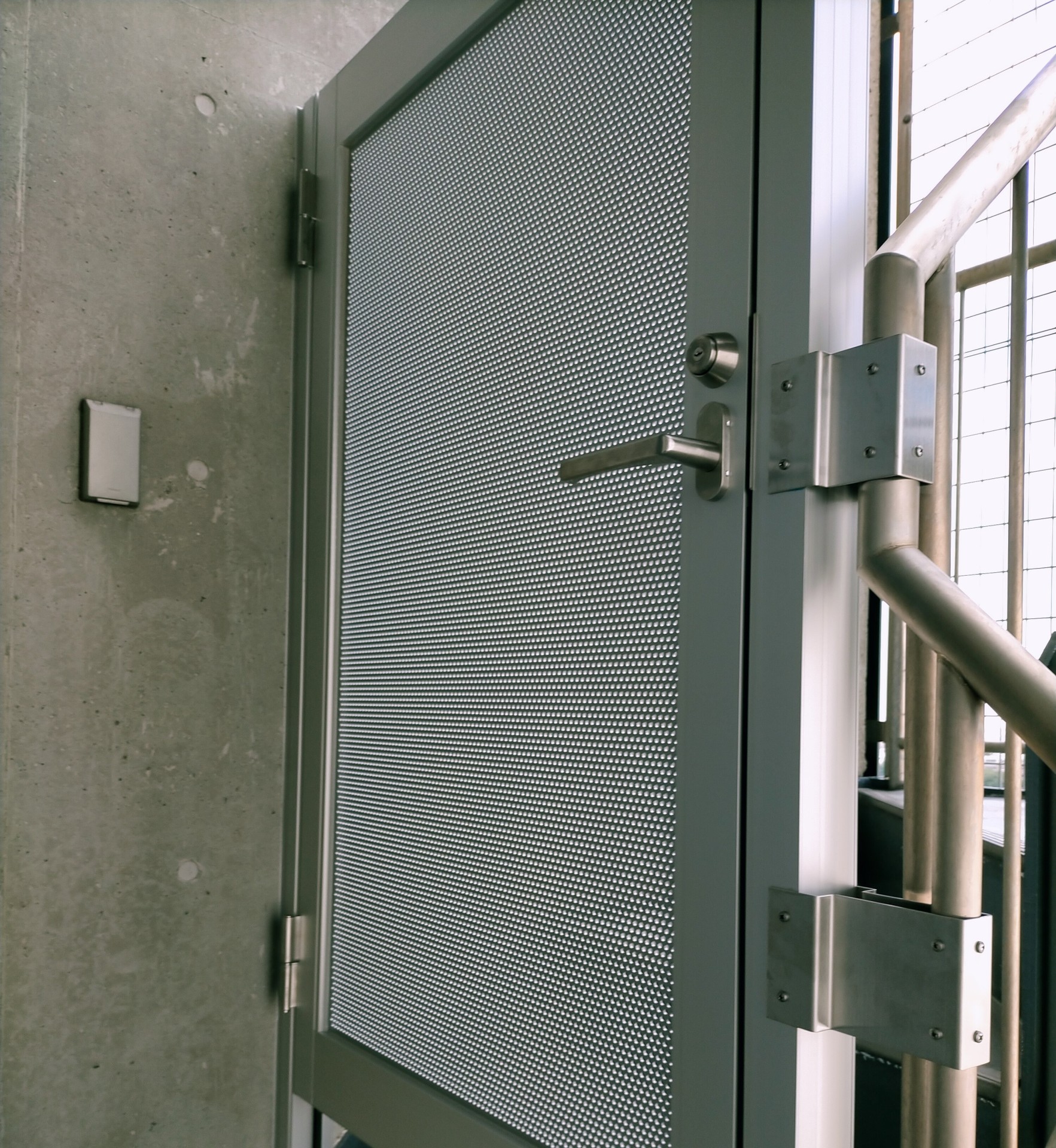 非常階段 扉と鍵の設置 ひまわりロックサービス